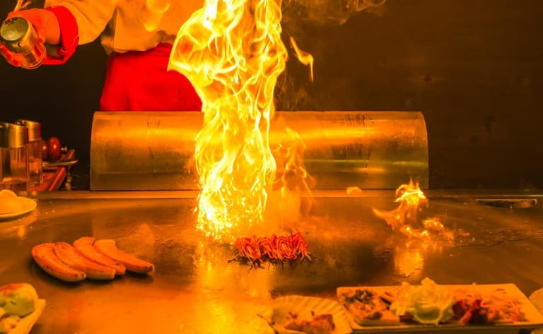 Dîner dans un restaurant Teppanyaki